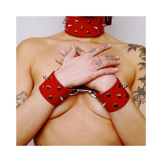 Menottes en Cuir avec Pics et Mousqueton - Rouge